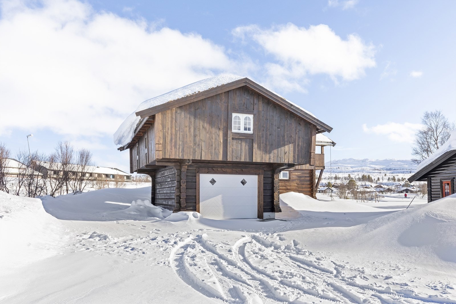 Garasje med bod. Boden er tillatt innredet med gjestetoalett. Ladepunkt for elbil.
2.etasje: Aktivitetsrom med 2 "hvilenisjer" og anretningsrom. Vestvendt veranda. Galleribilde