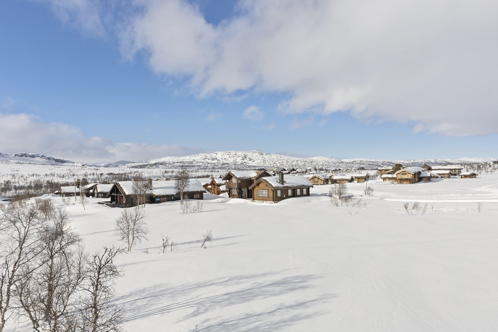 Stor usjenert tomt med praktfull utsikt over Hovden. Tomten ligger meget solrikt til vendt mot sydvest som gir optimale solforhold. Galleribilde