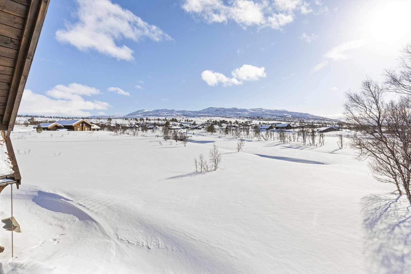 Stor usjenert tomt med praktfull utsikt over Hovden. Tomten ligger meget solrikt til vendt mot sydvest som gir optimale solforhold. Galleribilde