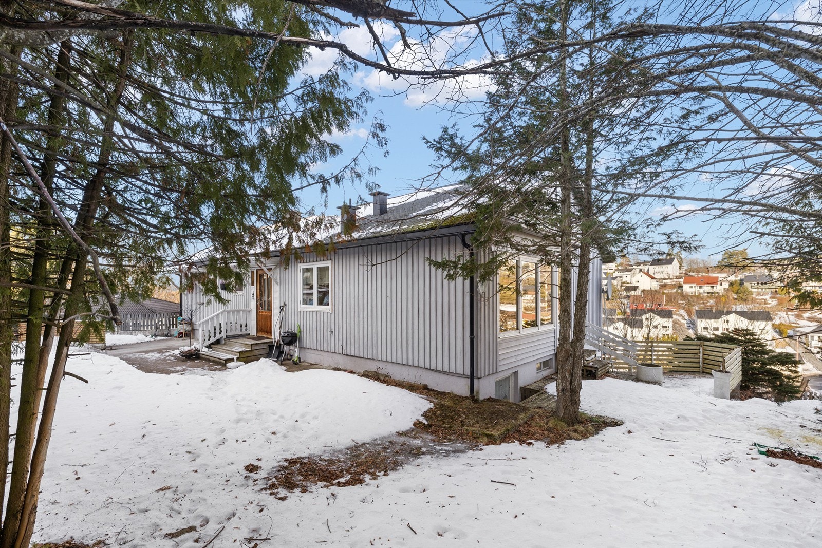 Fin hage ved inngangspartiet. Galleribilde