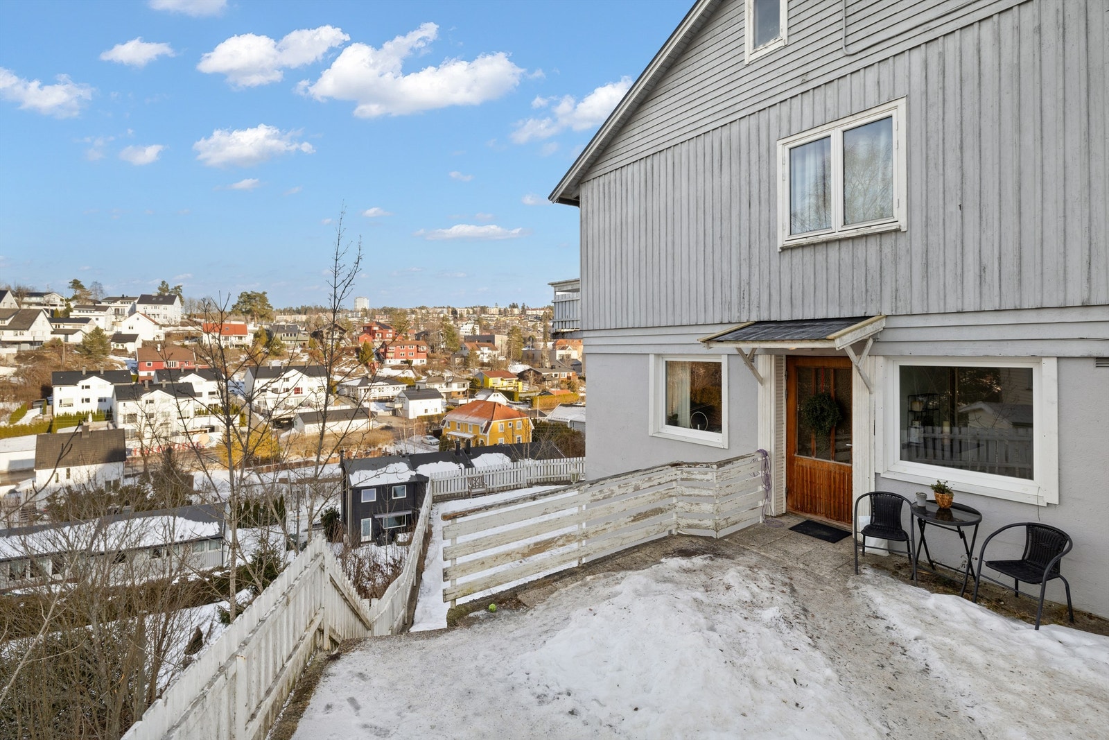 Inngangspartiet med uteplass til midterste etasje. Galleribilde