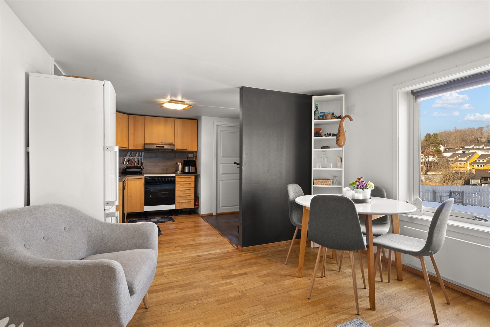 Stue mot kjøkken i utleiedel i kjelleren. Galleribilde