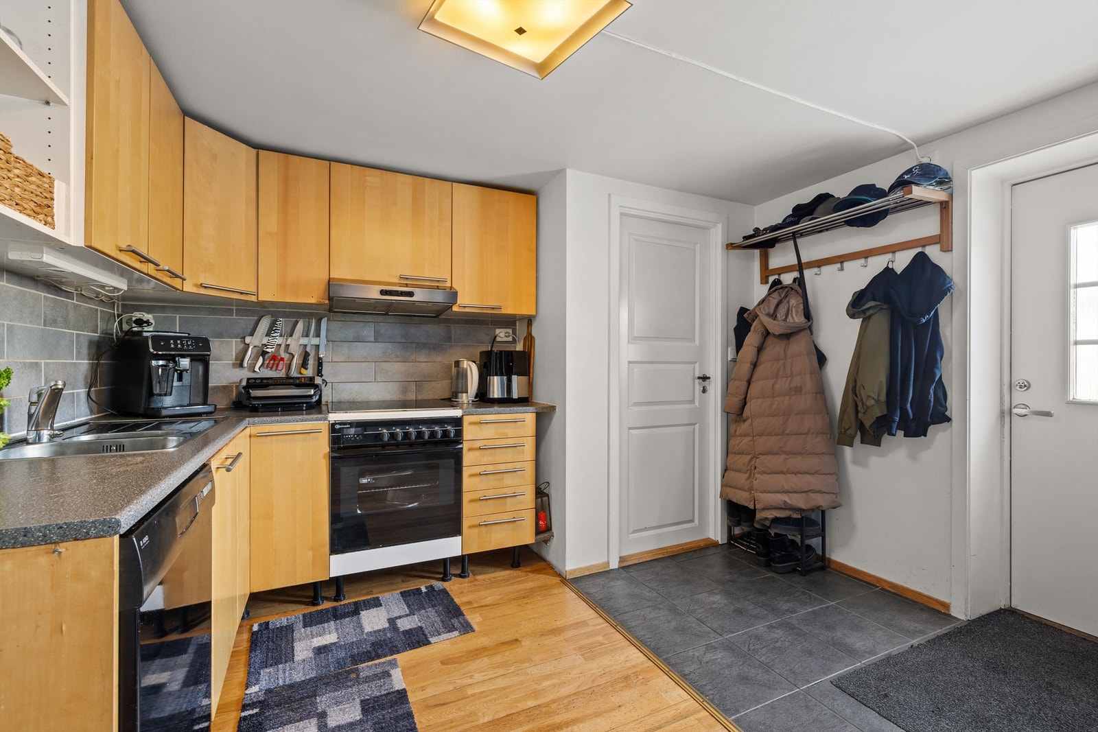 Kjøkken i utleiedel i kjelleren. Galleribilde