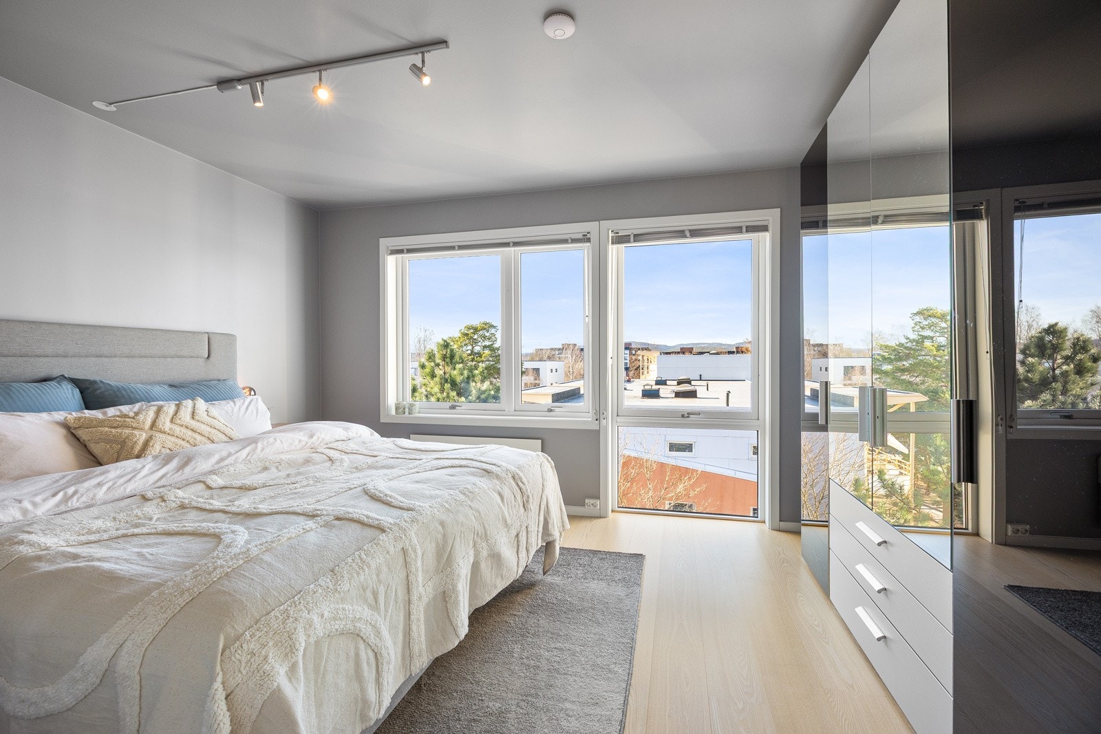 Luftig og stort hovedsoverom med garderobeskap. Galleribilde