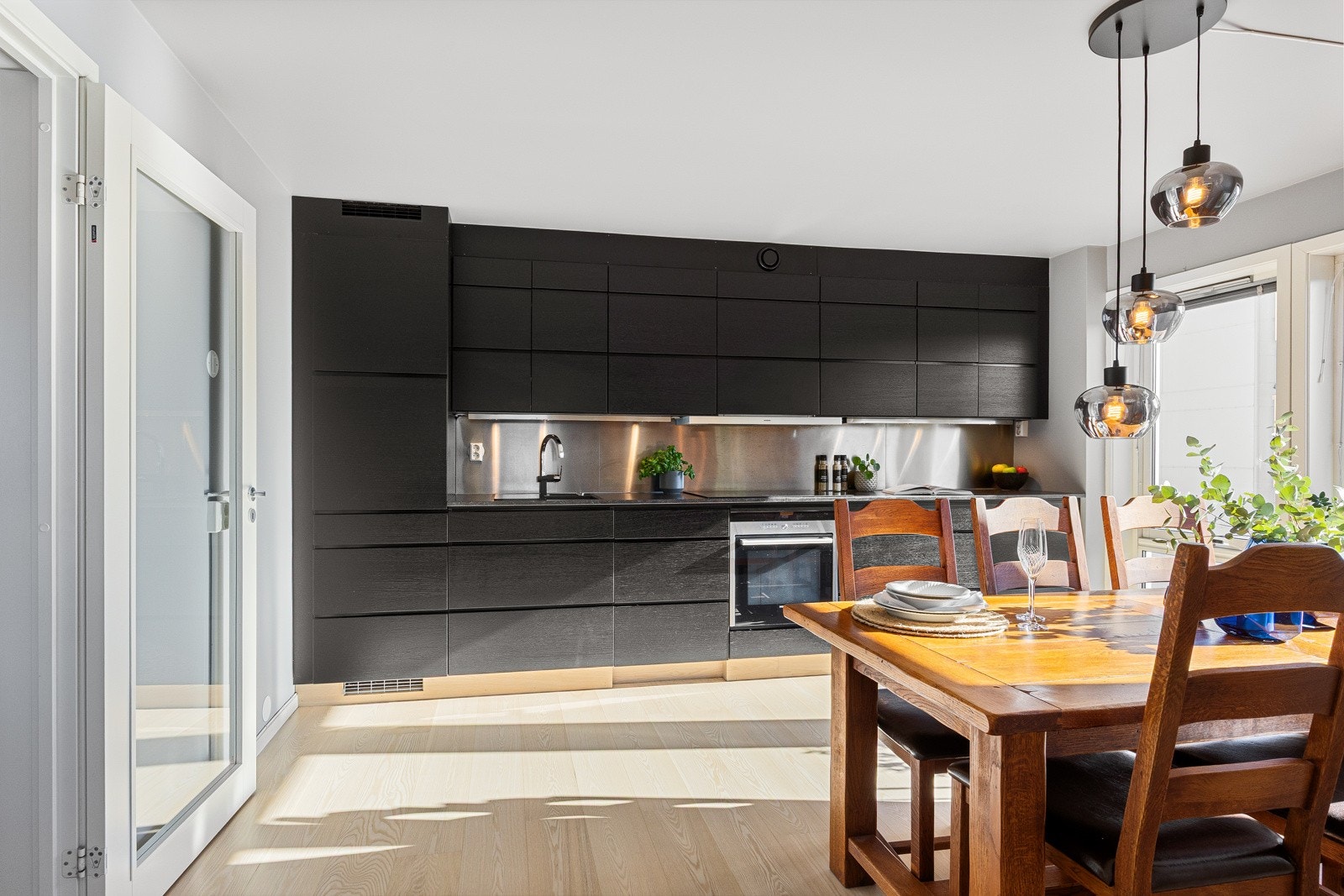 Kvik kjøkkeninnredning fra 2012 med glatte fronter og kvartskompositt benkeplater. Galleribilde