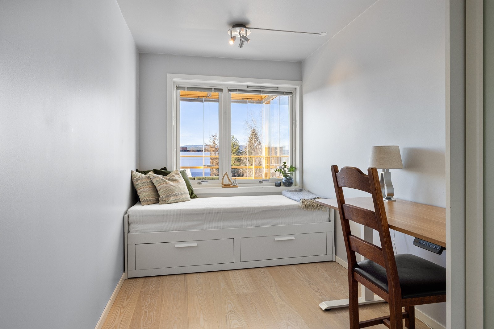 Det andre soverommet vil fungere utmerket som barnerom, gjesterom eller kontor Galleribilde