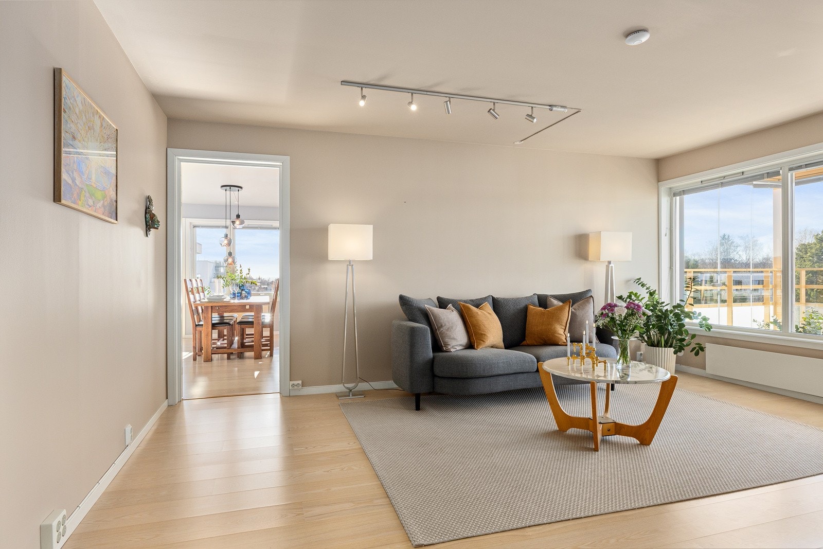 Romslig og innbydende stue med store vindusflate. Stuen har lysmalte vegger fra 2024. Galleribilde