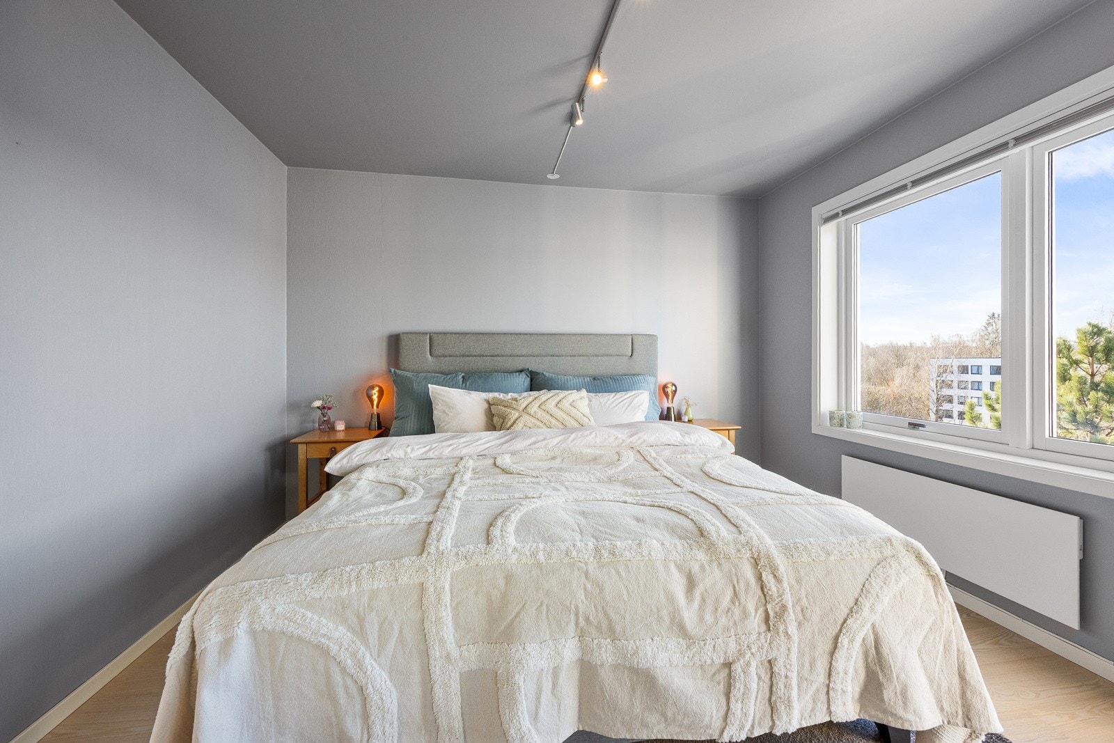 God plass for dobbelseng og nattbord Galleribilde