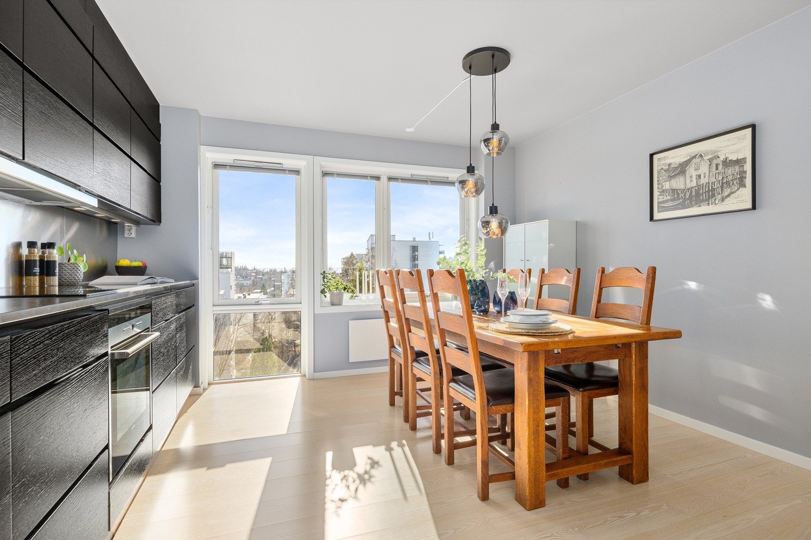 Det medfølger integrerte hvitevarer som består av stekeovn, 80 cm induksjonstopp, oppvaskmaskin og kjøl/frys. Det er montert automatisk vannstoppventil i kjøkkenbenken som Galleribilde