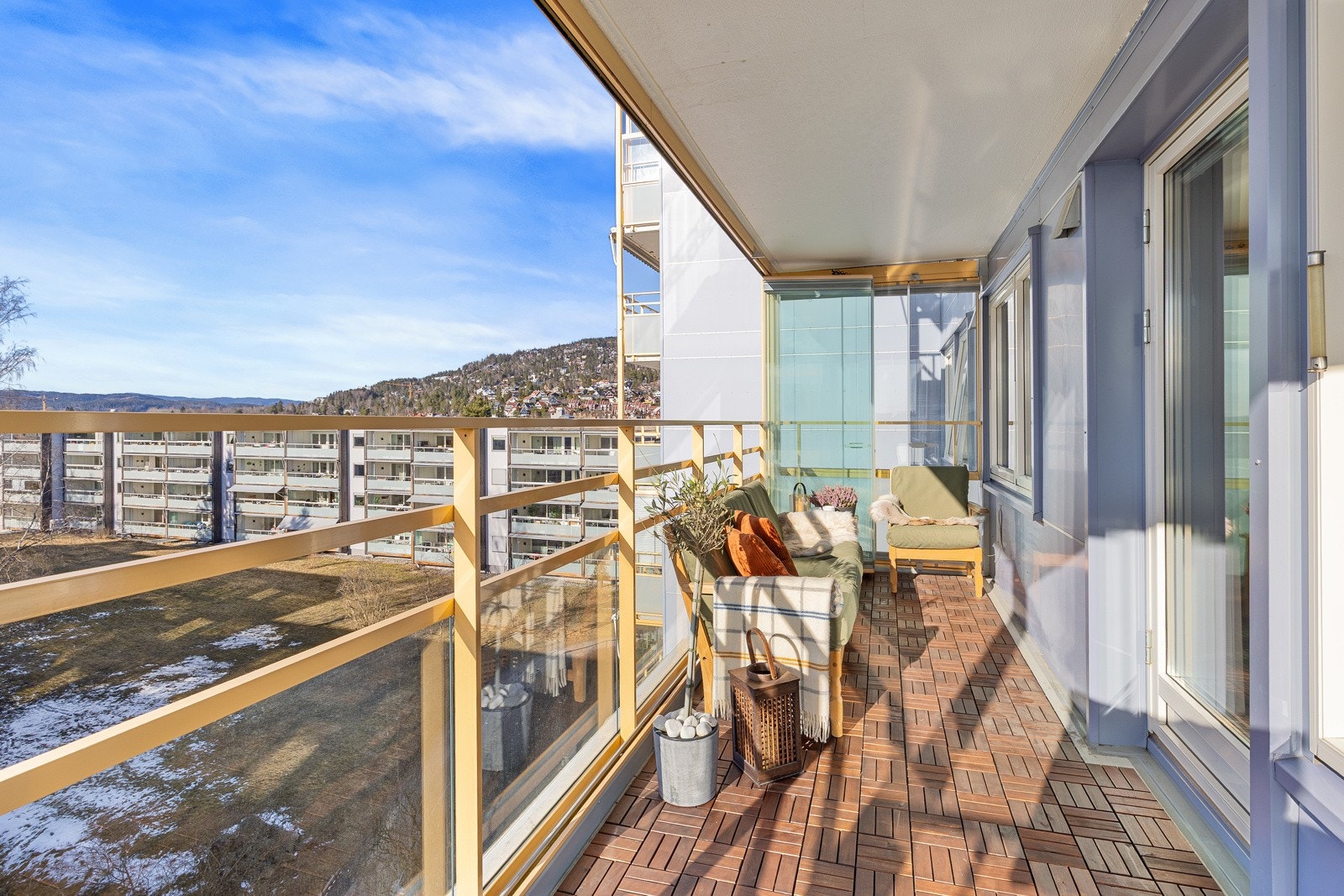 God plass for møblering hvor sene kveldstimer kan nytes. Innglassingen på balkongen kan skyves helt til side. Galleribilde