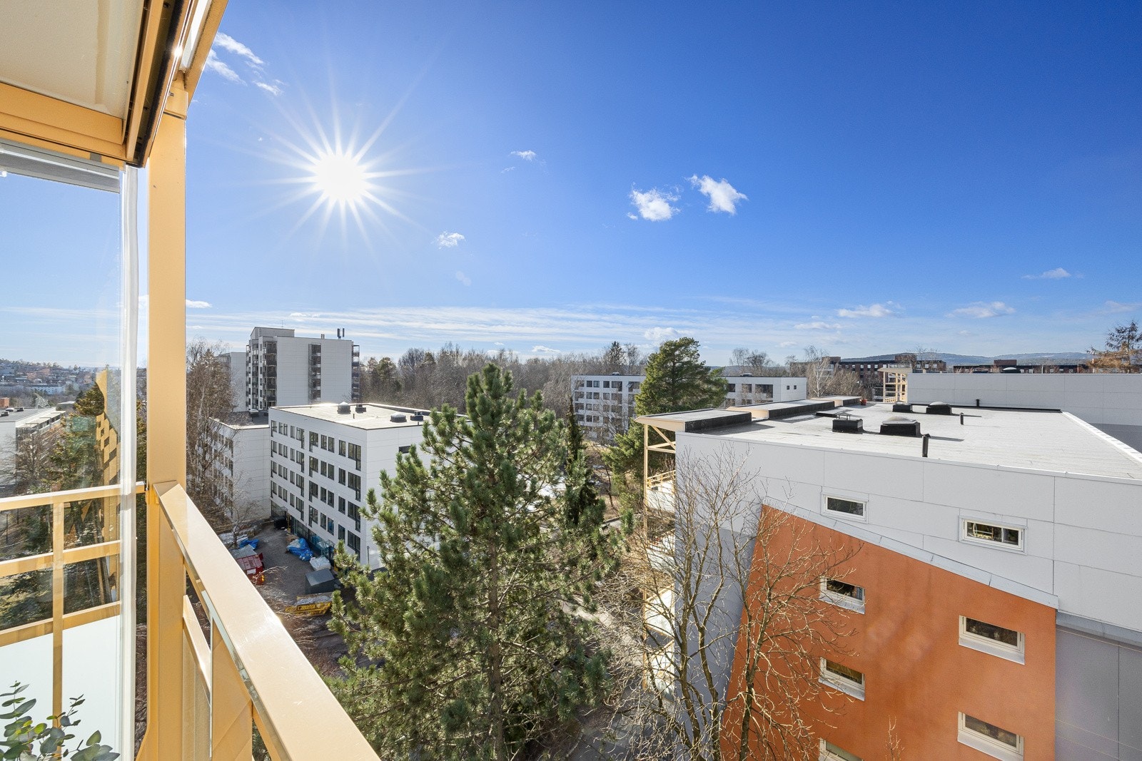 Fra balkongen er det nydelig utsikt og gode solforhold (ettermiddag/kveldsol). Galleribilde