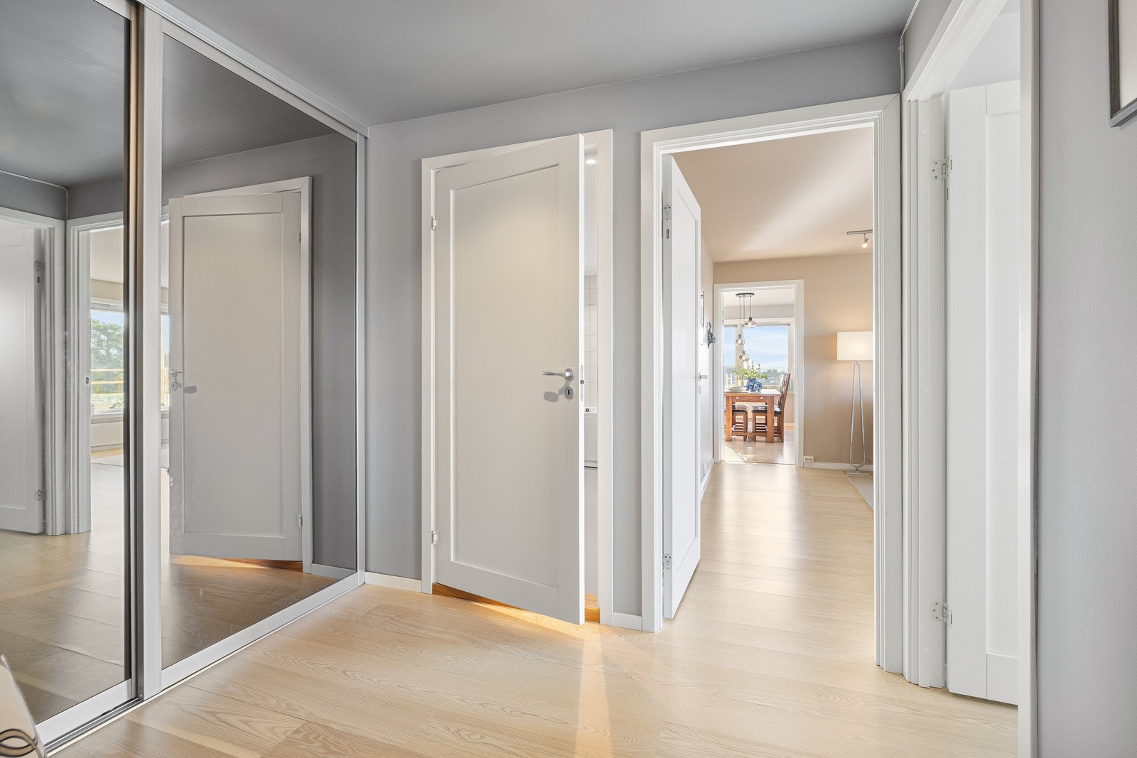 Skyvedørsgarderobe med gode oppbevaringsmuligheter og felles dørcallinganlegg med porttelefon. Galleribilde