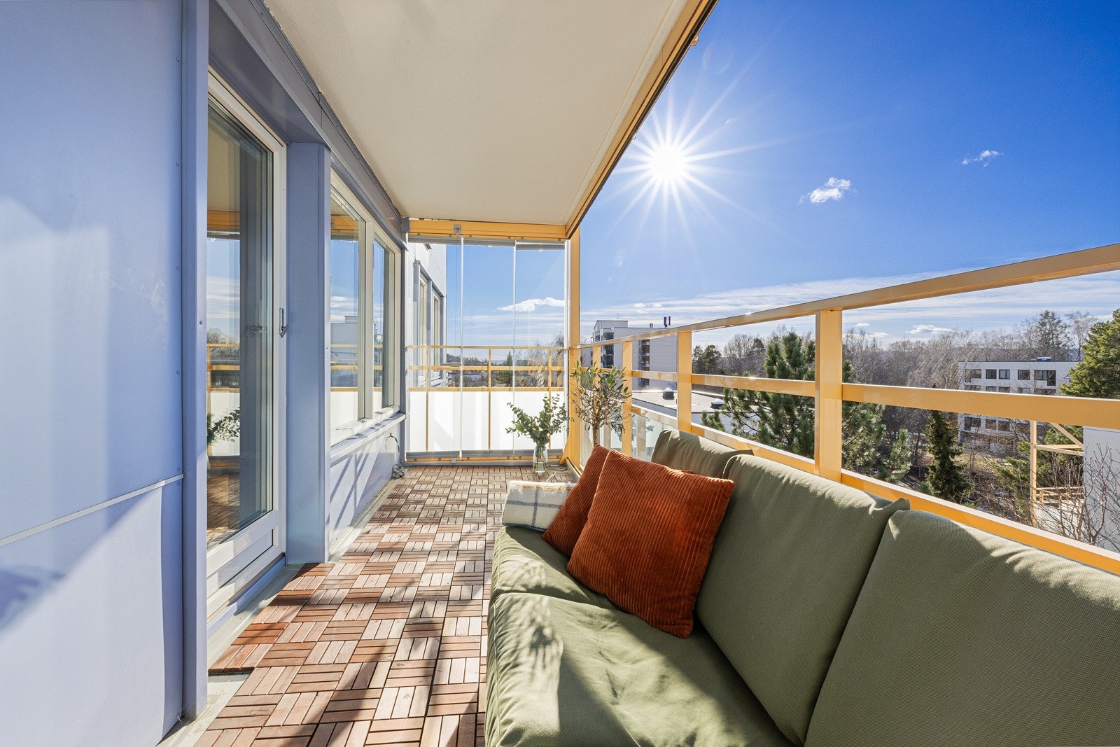 Stor fin innglasset balkong på 10 kvm. med god plass for møblering Galleribilde