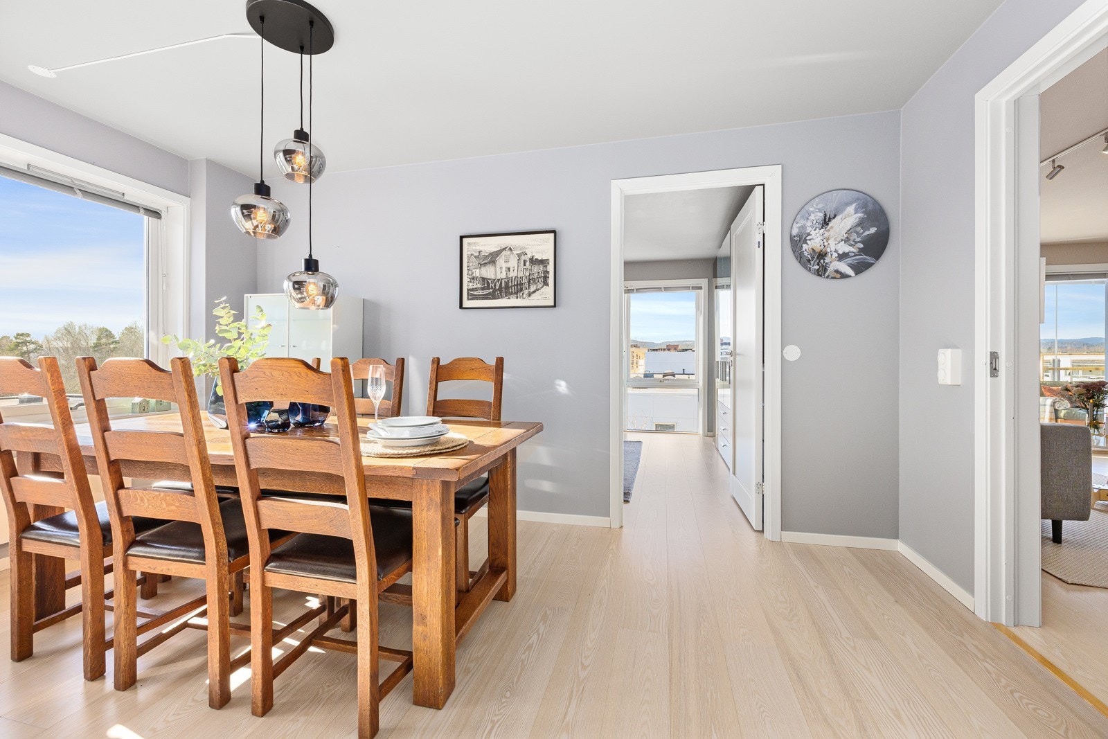 Kjøkkenet er luftig og lyst og det er god plass for et stort spisebord. Galleribilde