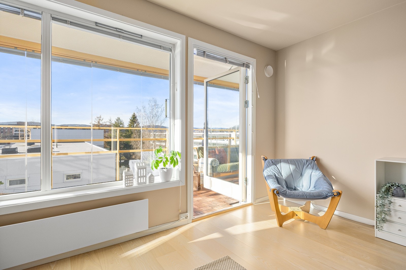 Fra stuen er det utgang til innglasset balkong på 10 kvm. Galleribilde