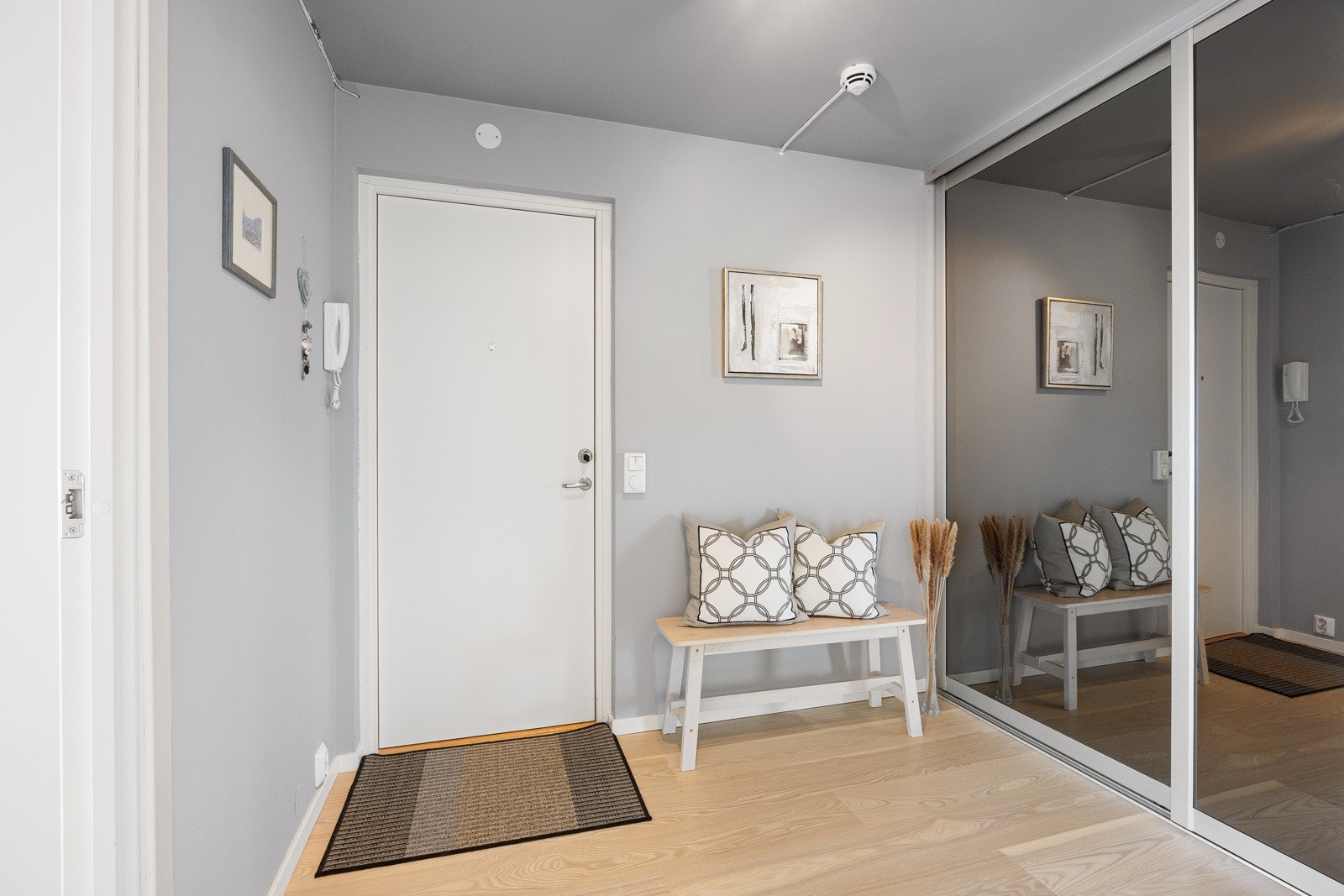 I entréen er det en stavs parkett på gulv og et moderne fargevalg. Galleribilde