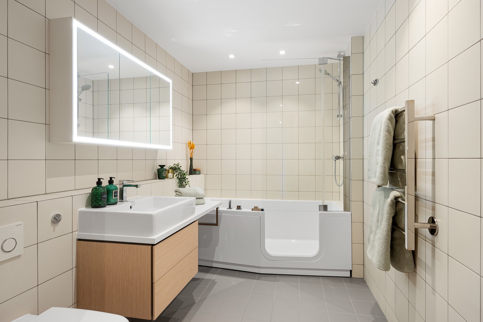 Delikat bad som ble rehabilitert i 2019 av fagfolk. Gulvvarme og LED downlights. Galleribilde