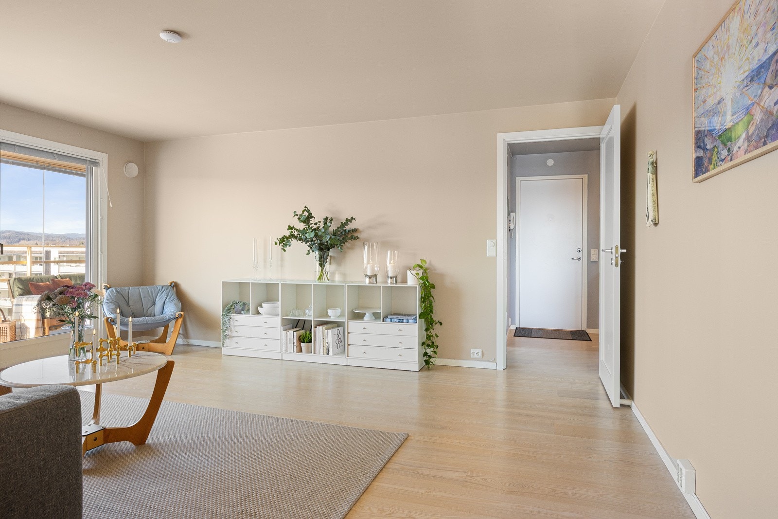 1 stavs hvitlakkert eikeparkett som er lagt i alle oppholdsrom. Galleribilde