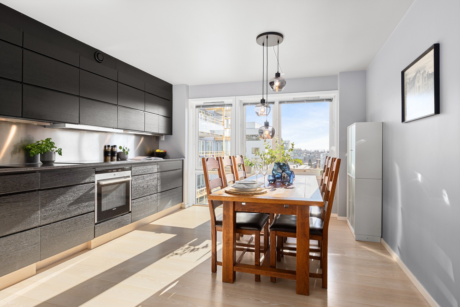 Velkommen til Hovseterveien 98. En lekker hjørneleilighet i 5.etg. med heis, balkong og flott utsikt Galleribilde