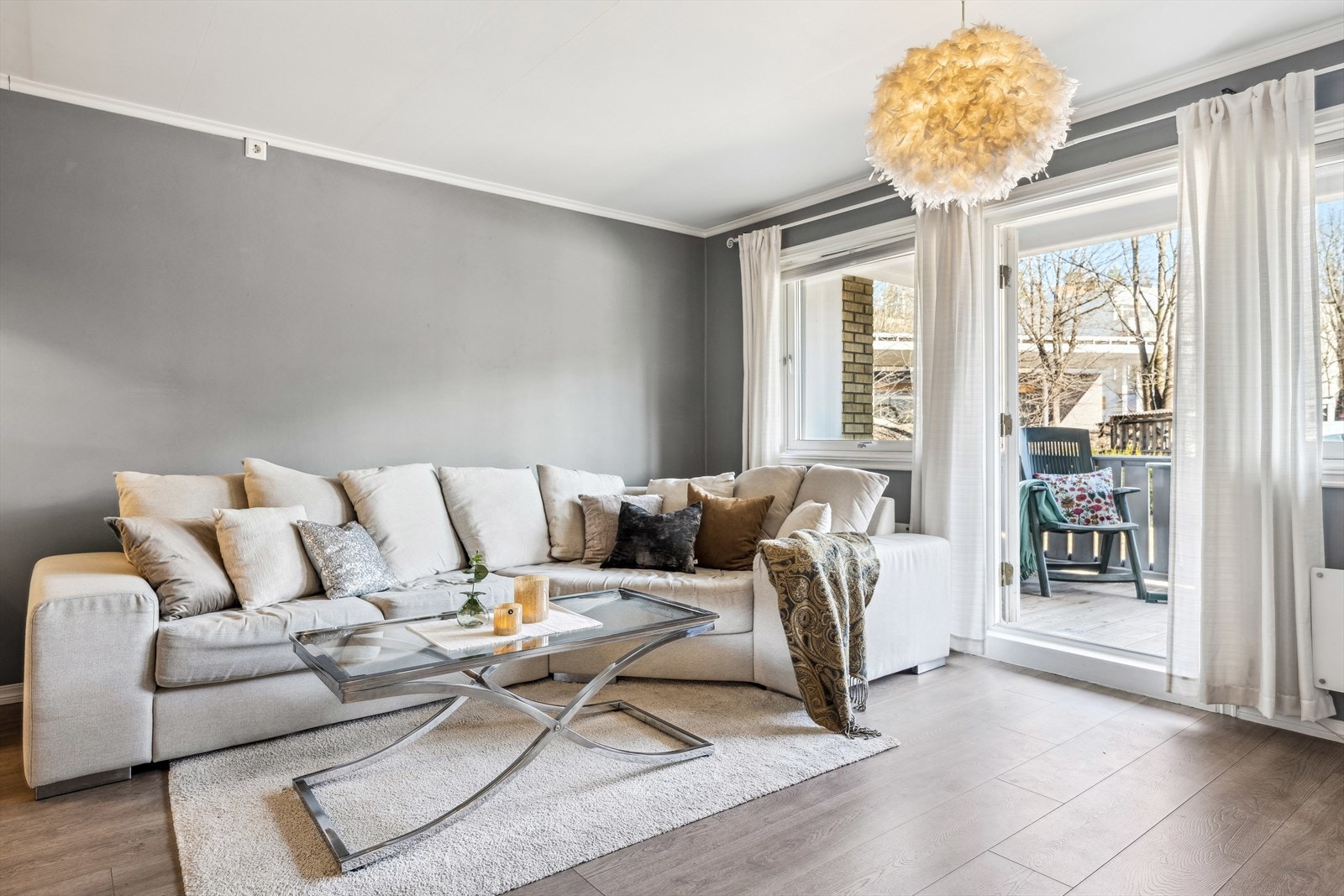 Denne stuen er både lys og romslig med store vindusflater. Galleribilde
