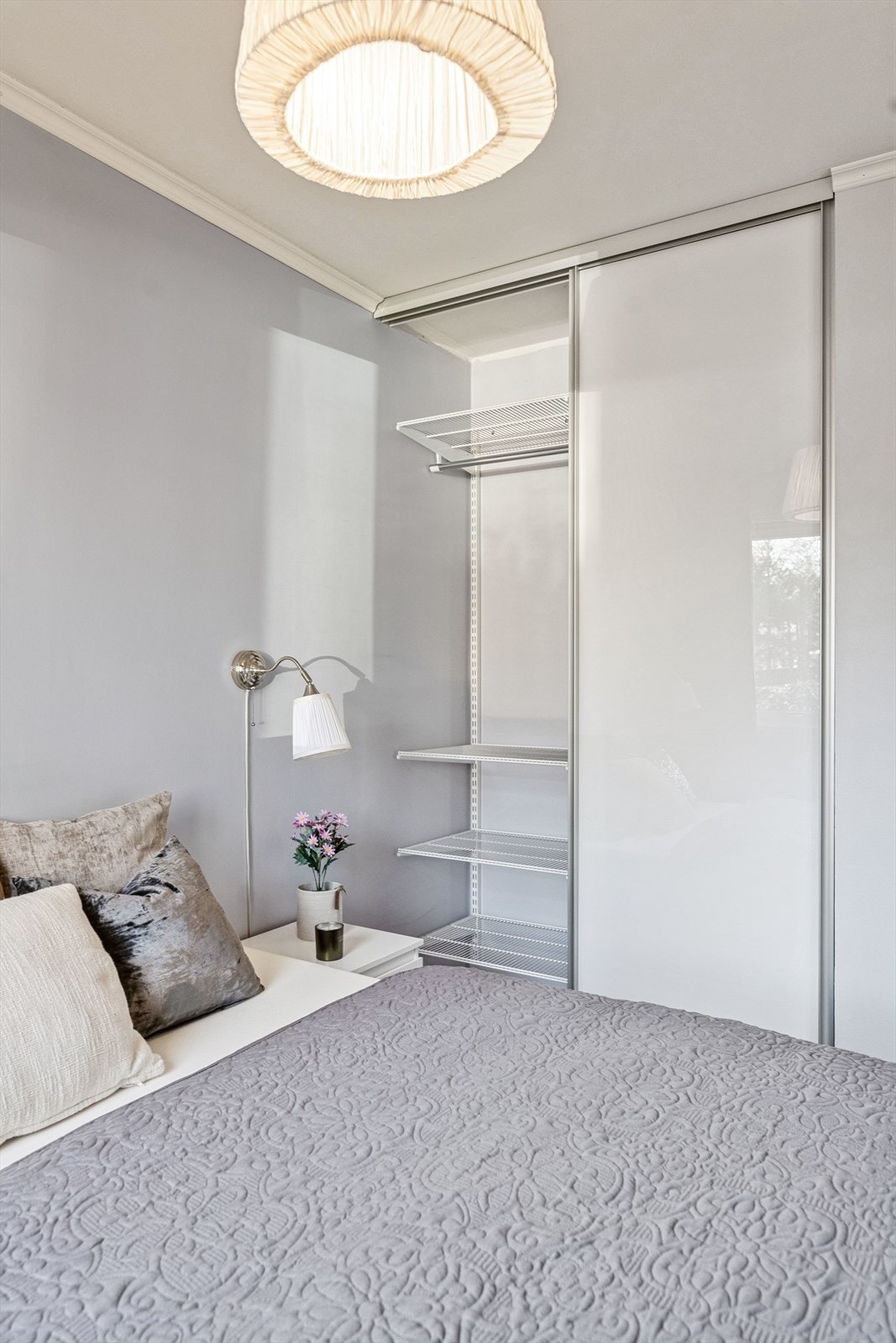 Soverommet har en stor skyvedørsgarderobe langs veggen. Galleribilde