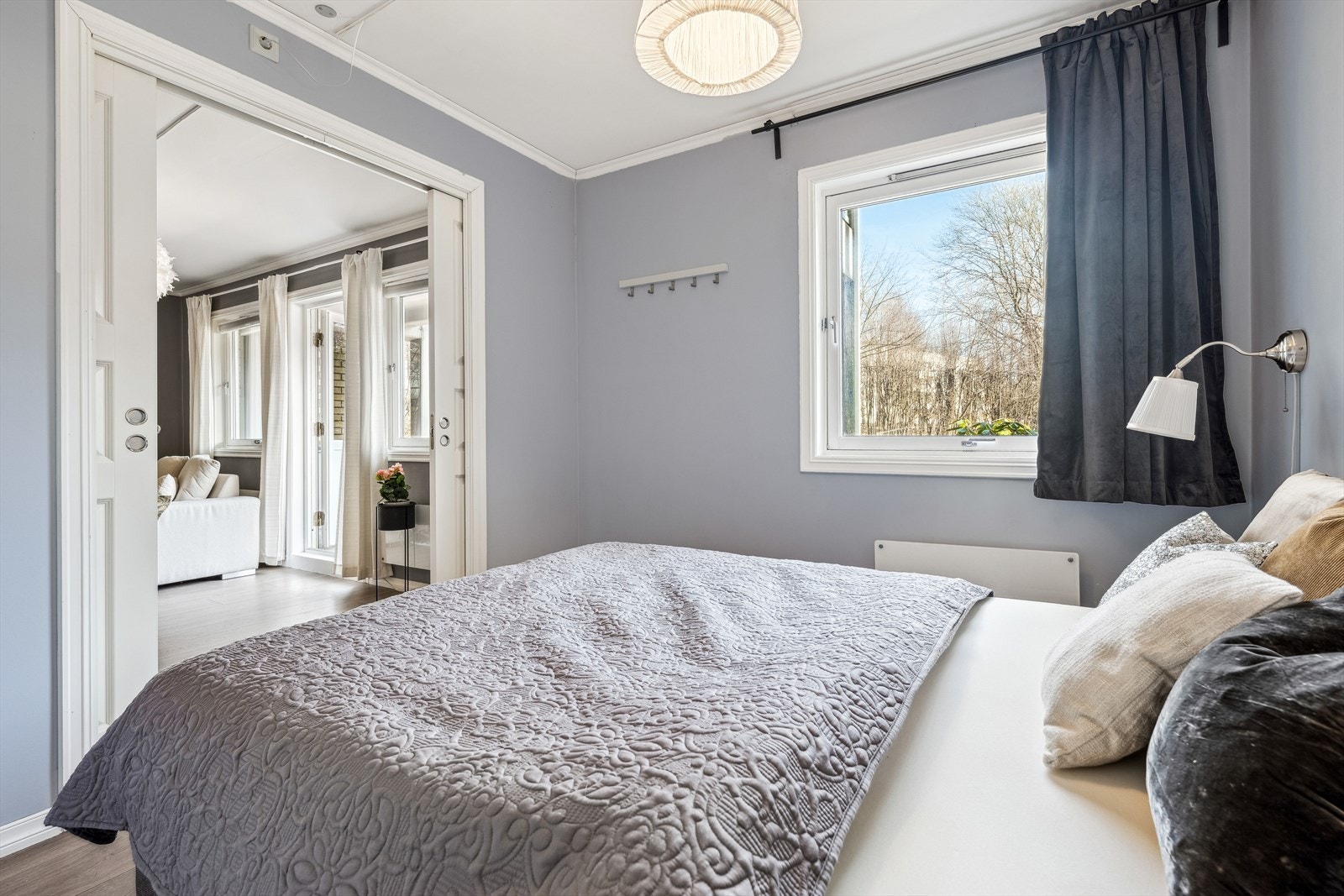 Det kommer mye naturlig lys inn på soverommet. Galleribilde