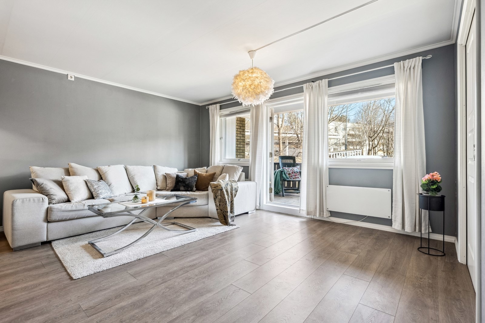 Stuen har mye gulvplass med plass til flere møbleringsmuligheter. Galleribilde