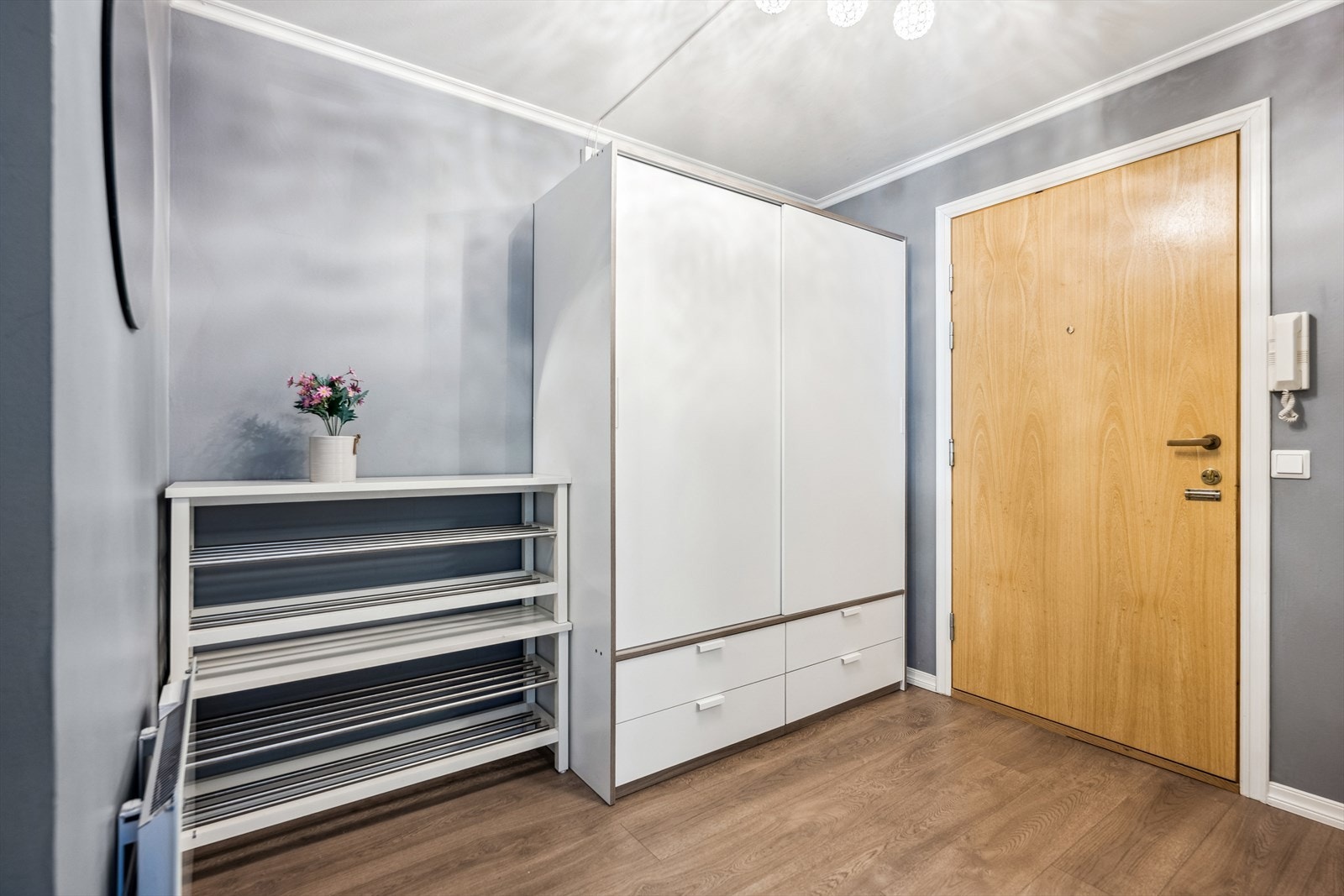 Entreen har god plass til kommode, skap eller lignende garderobeløsning. Galleribilde