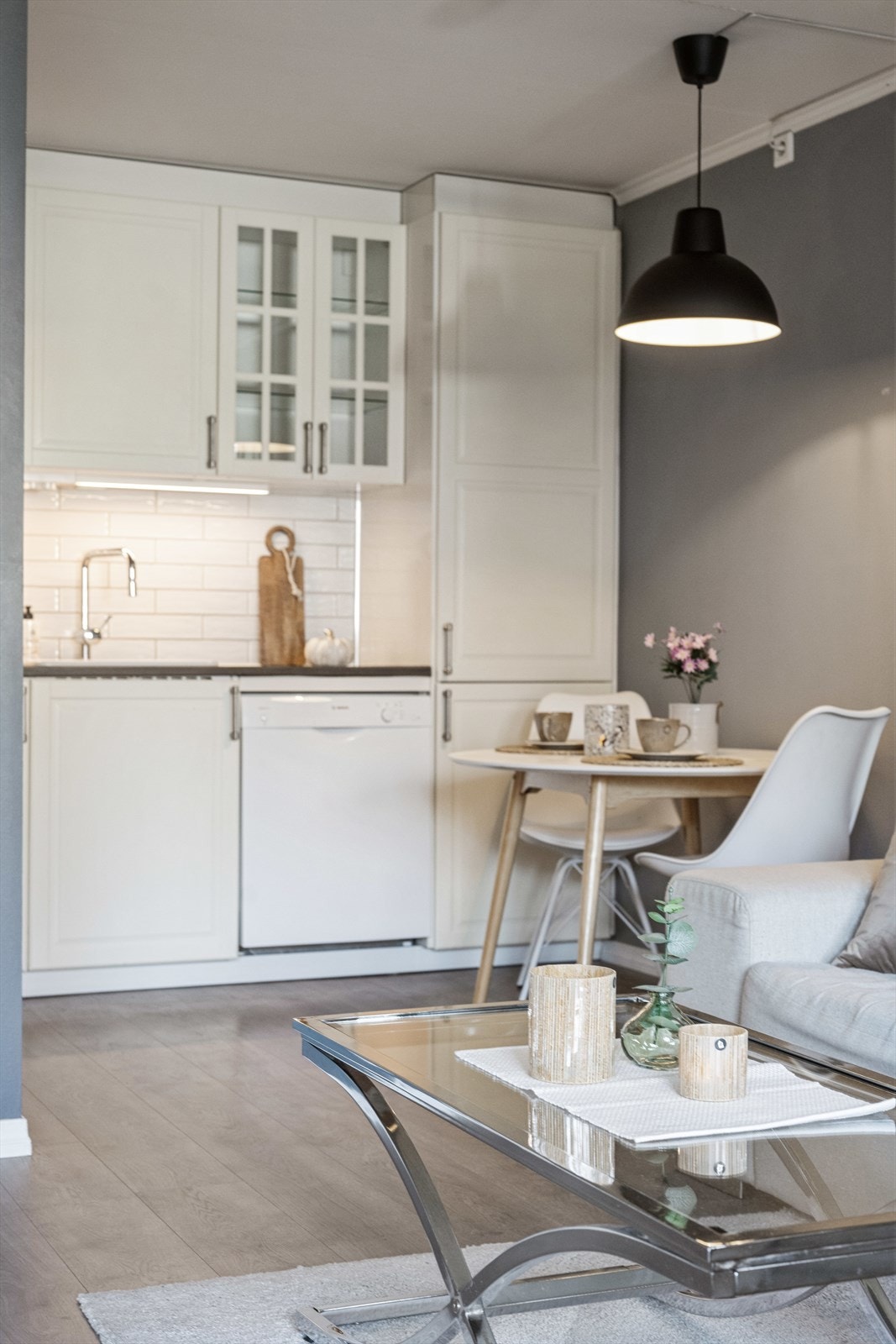 Kjøkkenet har hvitevarer som kjøl/fryseskap, oppvaskmaskin og stekeovn. Galleribilde