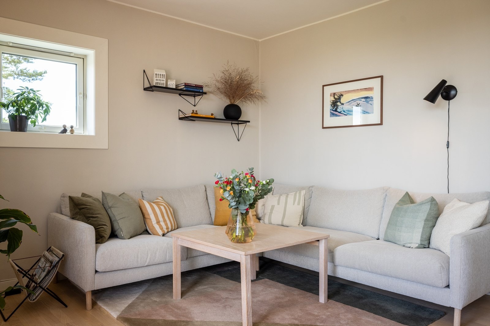 - God plass til sofaseksjon med tilhørende møblement og TV-benk i stuen - Galleribilde