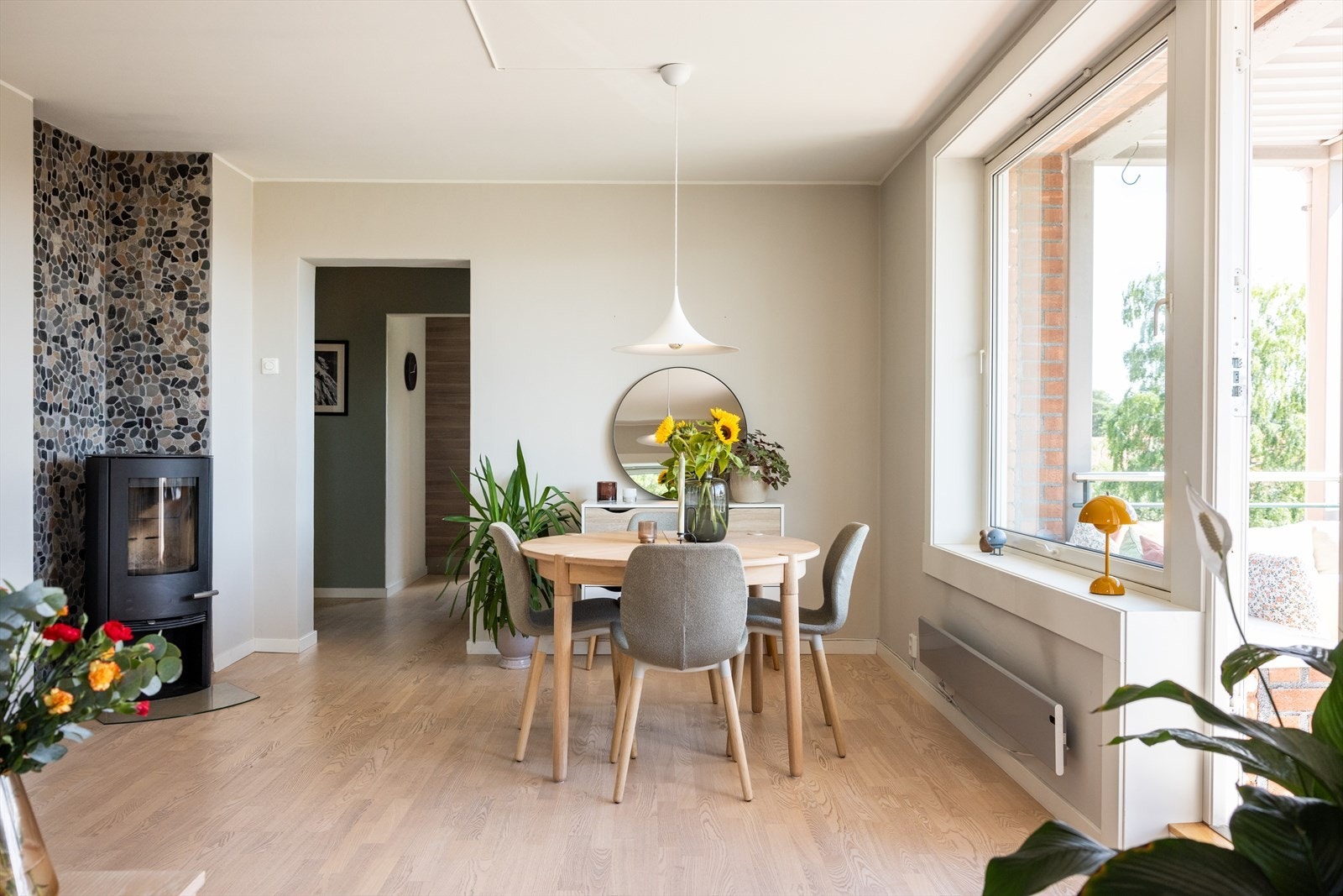 - Det er også god plass til spisebord - Galleribilde