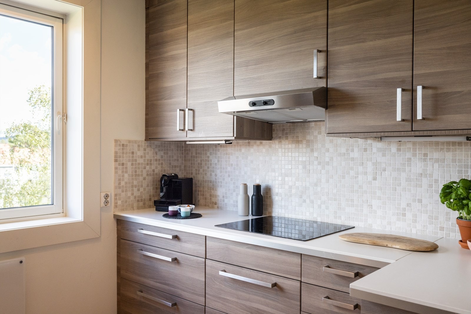 - Kjøkkenet fremstår velholdt og har rikelig med plass til oppbevaring - Galleribilde