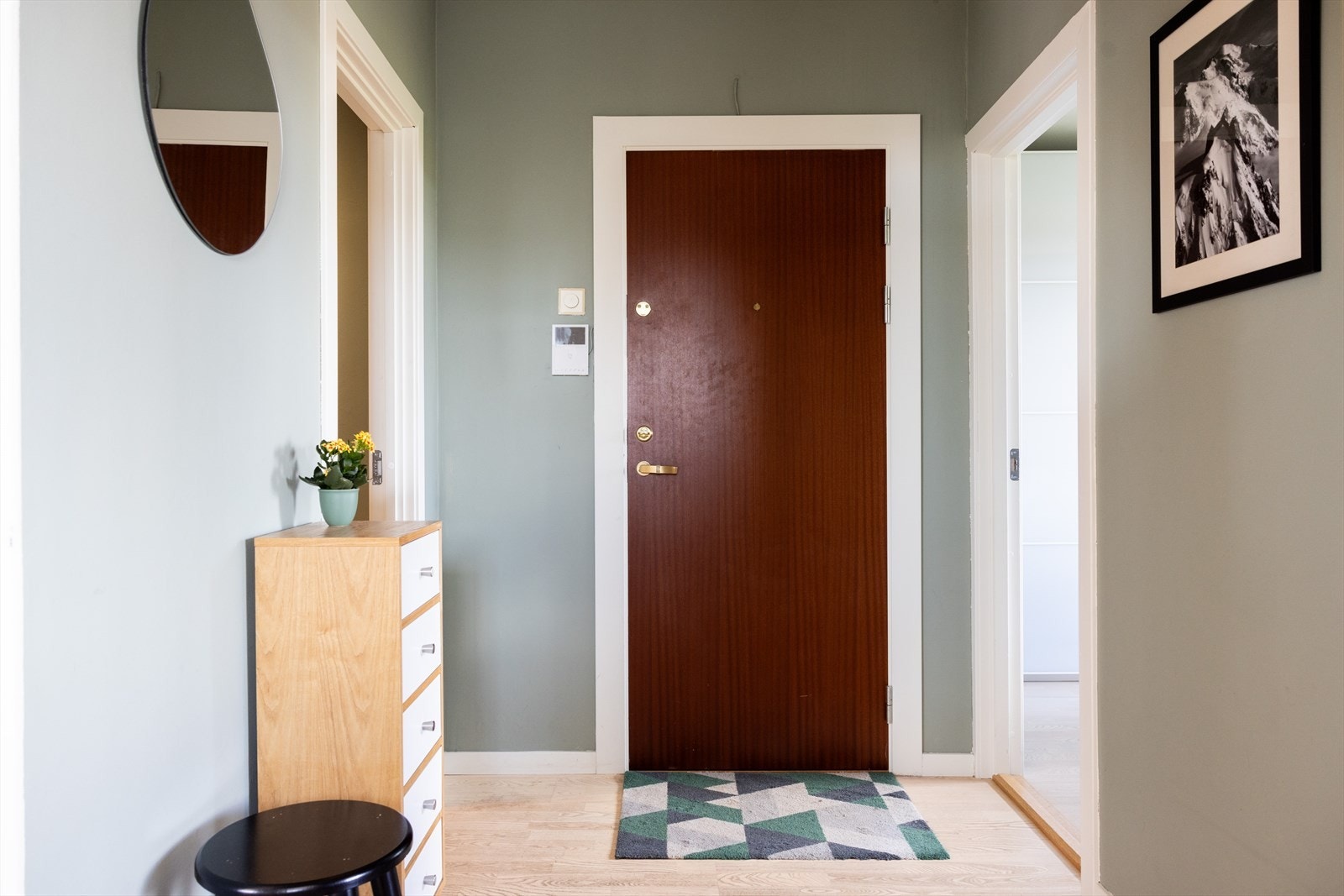- En lys og innbydende entre som gir et godt førsteinntrykk av leiligheten - Galleribilde