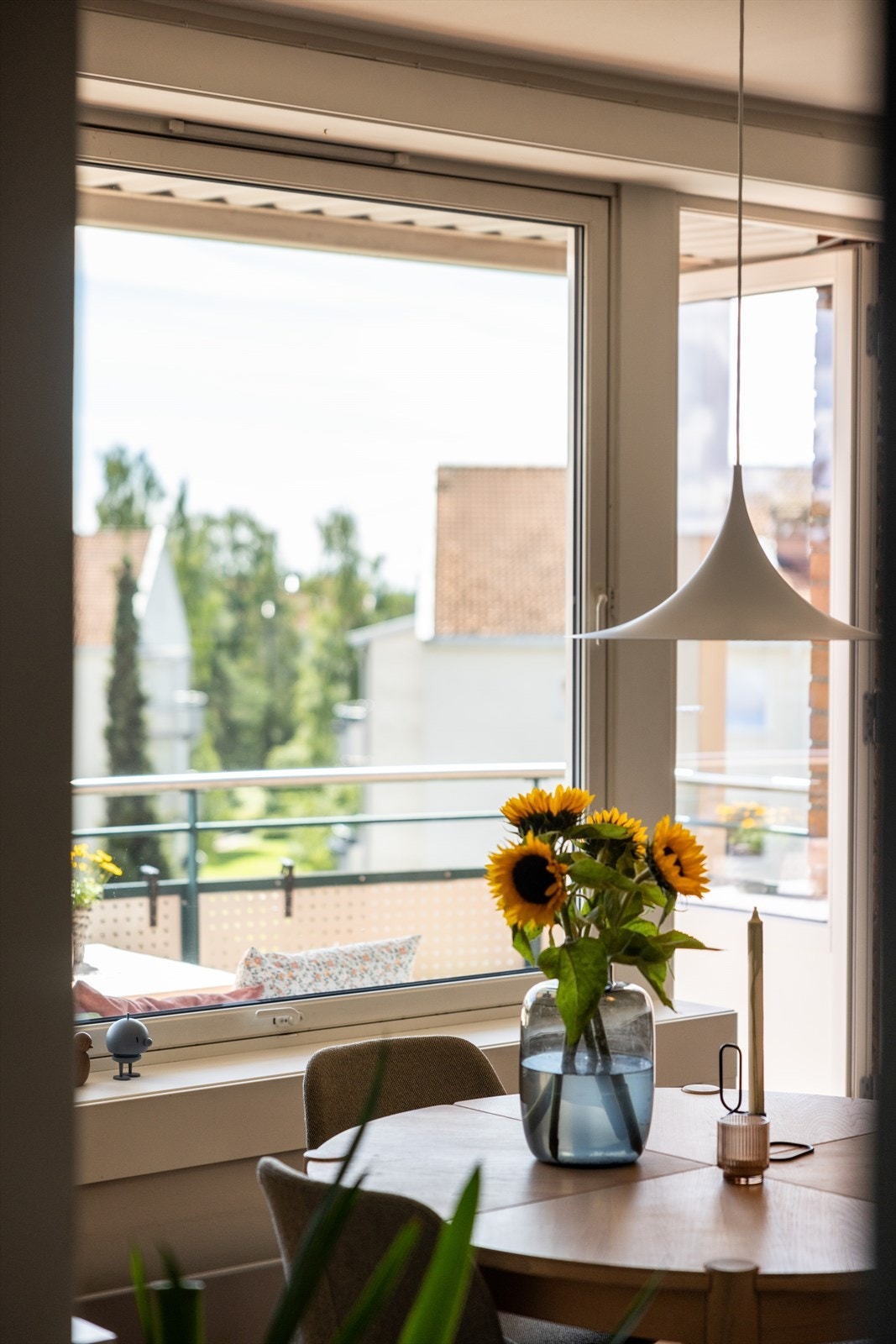 - Store vindusflater som gir rikelig med luft og lys - Galleribilde