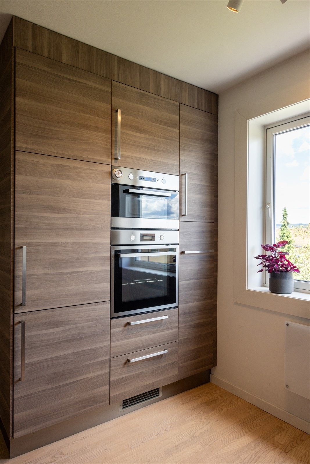 - Integrerte hvitevarer fra 2013 og stekeovn fra 2022 - Galleribilde