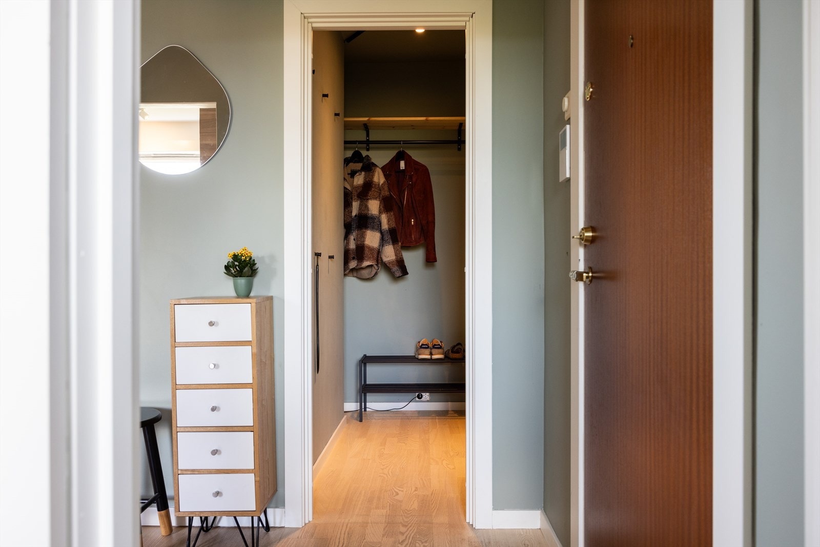 - Det er walk-in garderobeskap i gangen som gir rikelig med plass til oppbevaring - Galleribilde