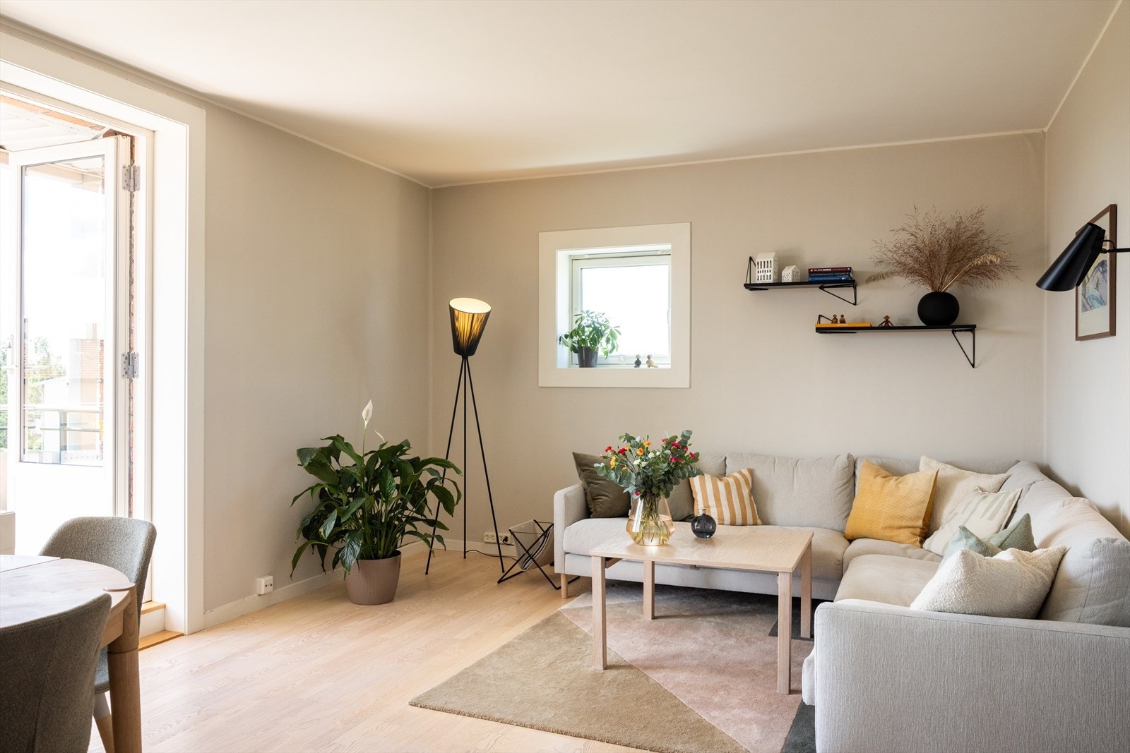 - Leiligheten er malt i delikate og tidsriktige farger - Galleribilde