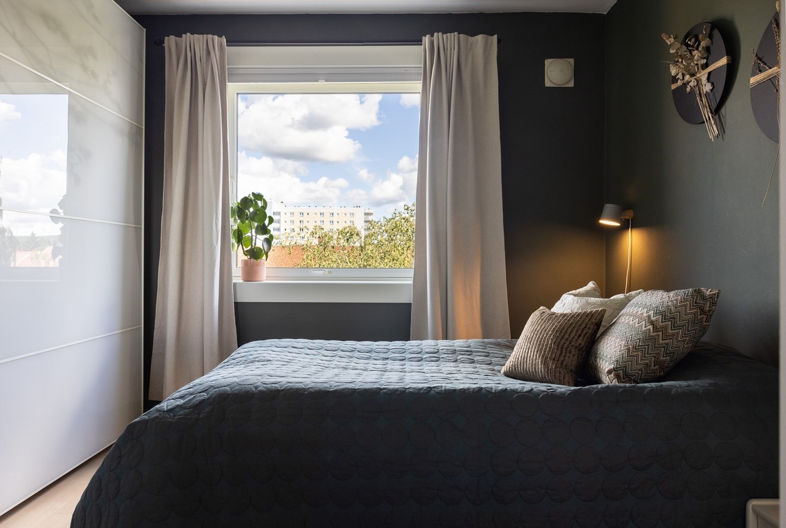 - God plass til dobbeltseng med tilhørende nattbord - Galleribilde