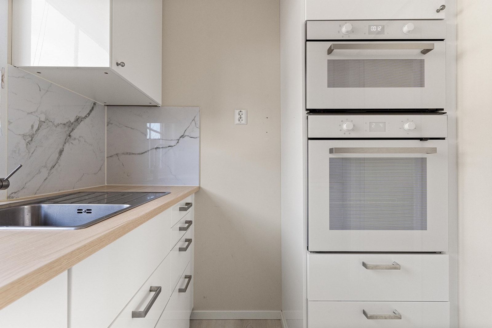Kjøkkenet er fra IKEA, med moderne løsninger og funksjonell design som skaper en praktisk og stilren matlaging. Galleribilde
