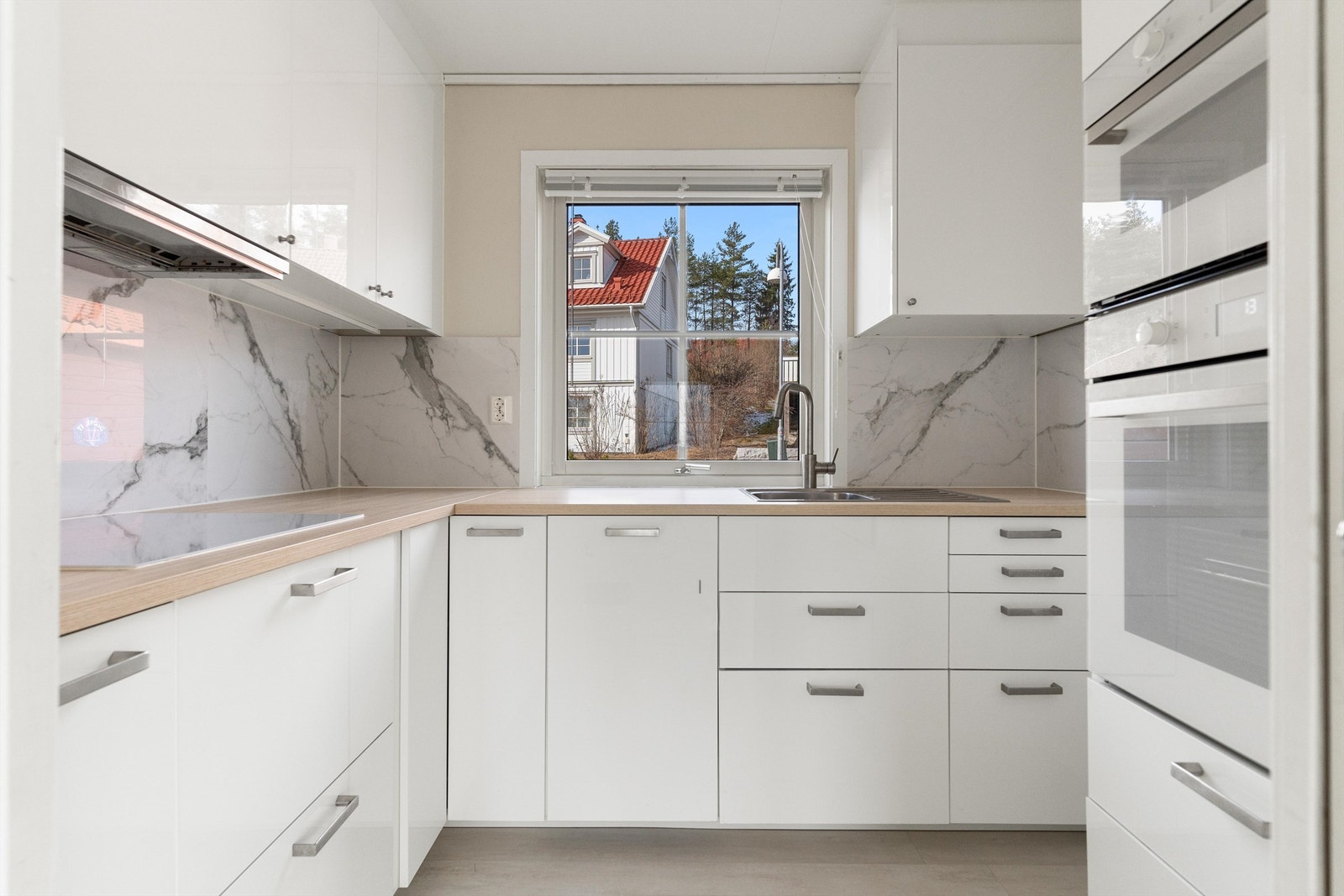 Lekkert kjøkken med integrerte hvitevarer. Galleribilde