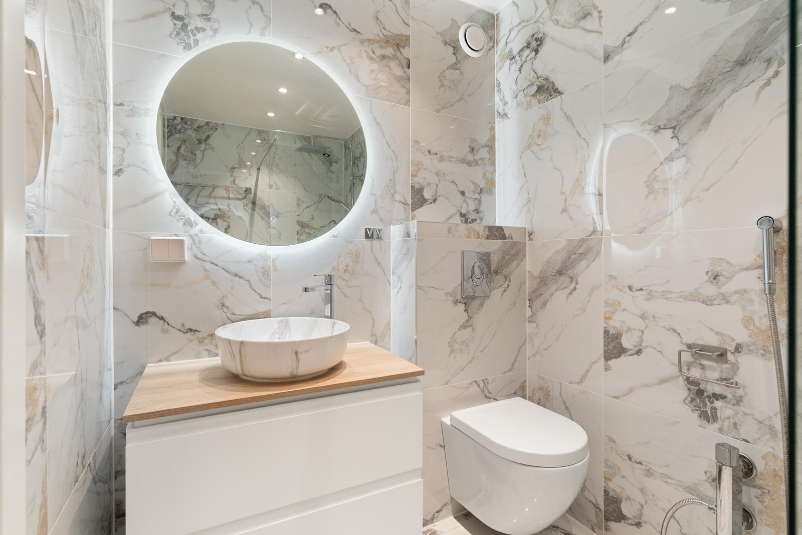 Badet er nylig totaloppusset med moderne detaljer og gulvvarme, noe som gir både funksjonell og estetisk opplevelse. Galleribilde