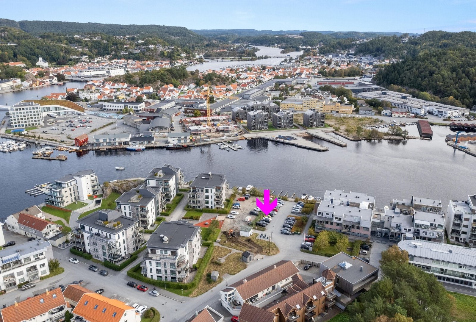 Fantastisk beliggende utviklingseiendom i et etablert område langs elvepromenaden i Mandal. Galleribilde