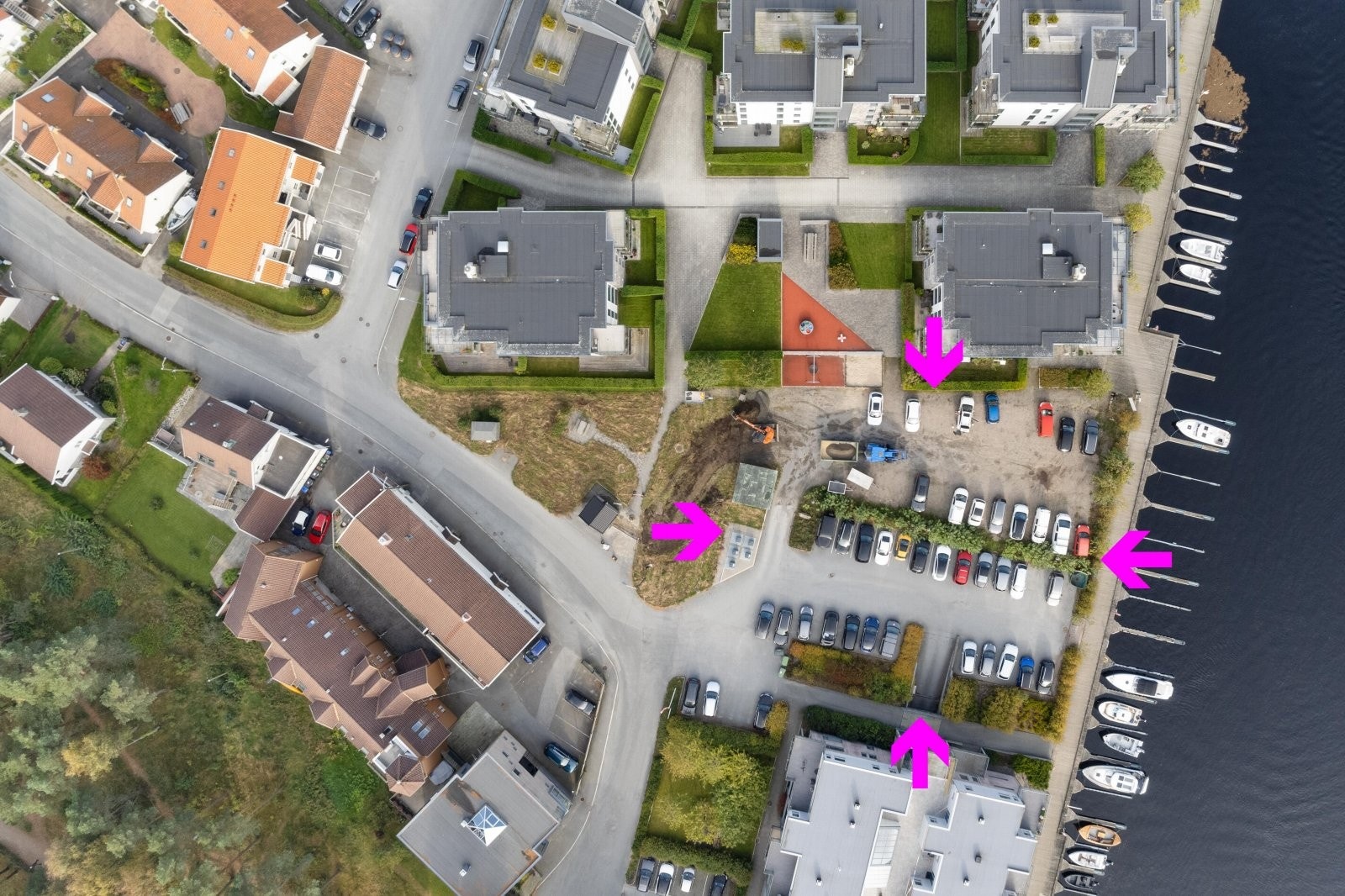 Tomten er flat og brukes i dag som parkeringsplass. Galleribilde
