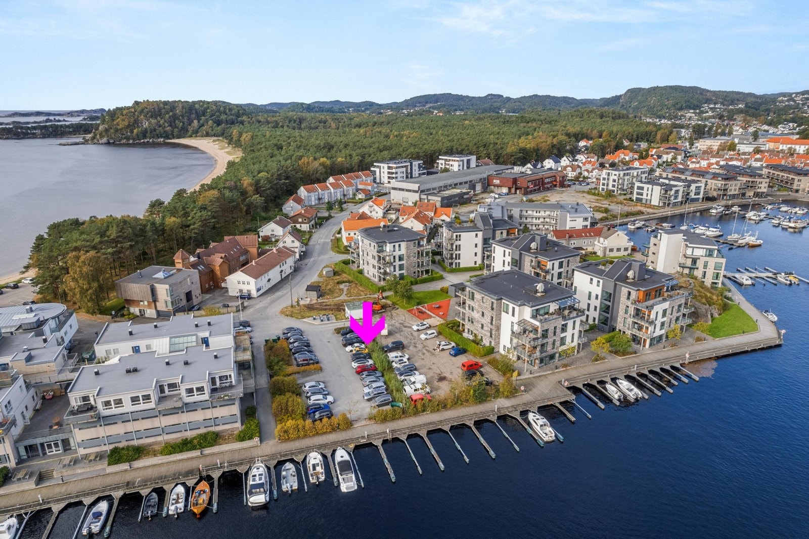 Fra eiendommen er det bare 2 minutters gange til Sjøsanden og Furulunden. En kort sykkeltur fra Piren kommer du til både barne- ungdom- og videregående skoler. Galleribilde