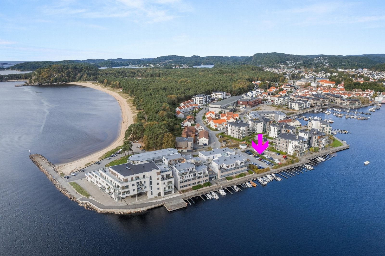Like ved tomten ligger Sjøsanden med sin lange sandstrand som innbyr til bading, surfing og vannsport. Furulunden kan friste med idylliske turstier med flotte utsiktspunkter og badeplasser. Området er et populært sted for både turister og mandalitter. Galleribilde