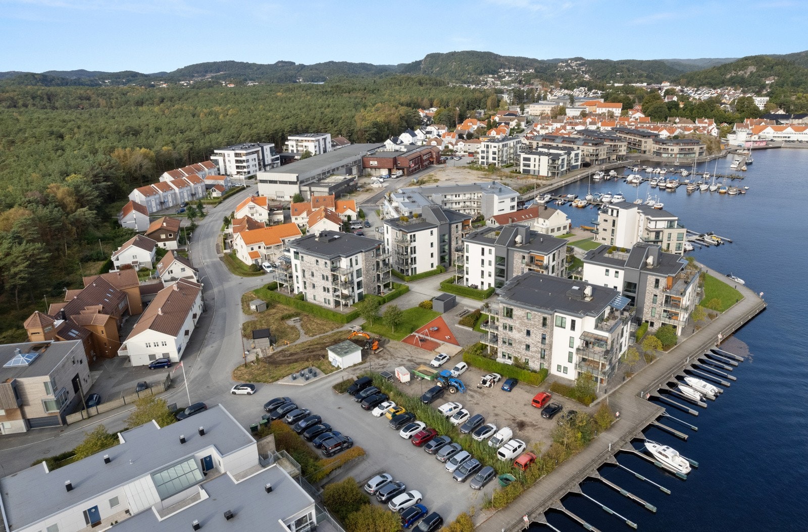 Mandal sentrum med koselig trehusbebyggelse, restauranter og alle fasiliteter ligger bare noen få minutter å gå langs elvepromenaden. Galleribilde