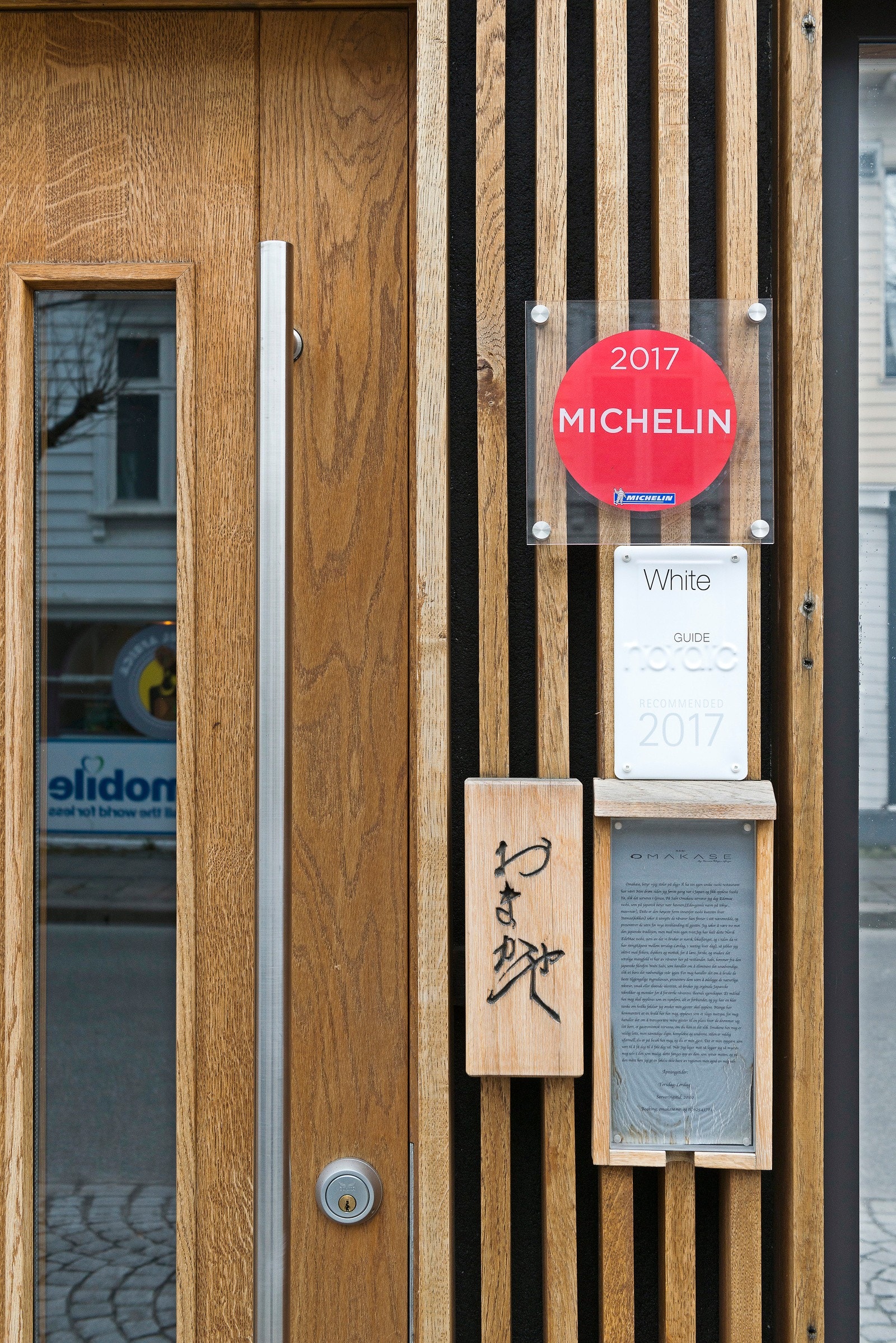 Et steinkast fra leiligheten finner man en rekke restauranter, kafeèr og turområder. Galleribilde