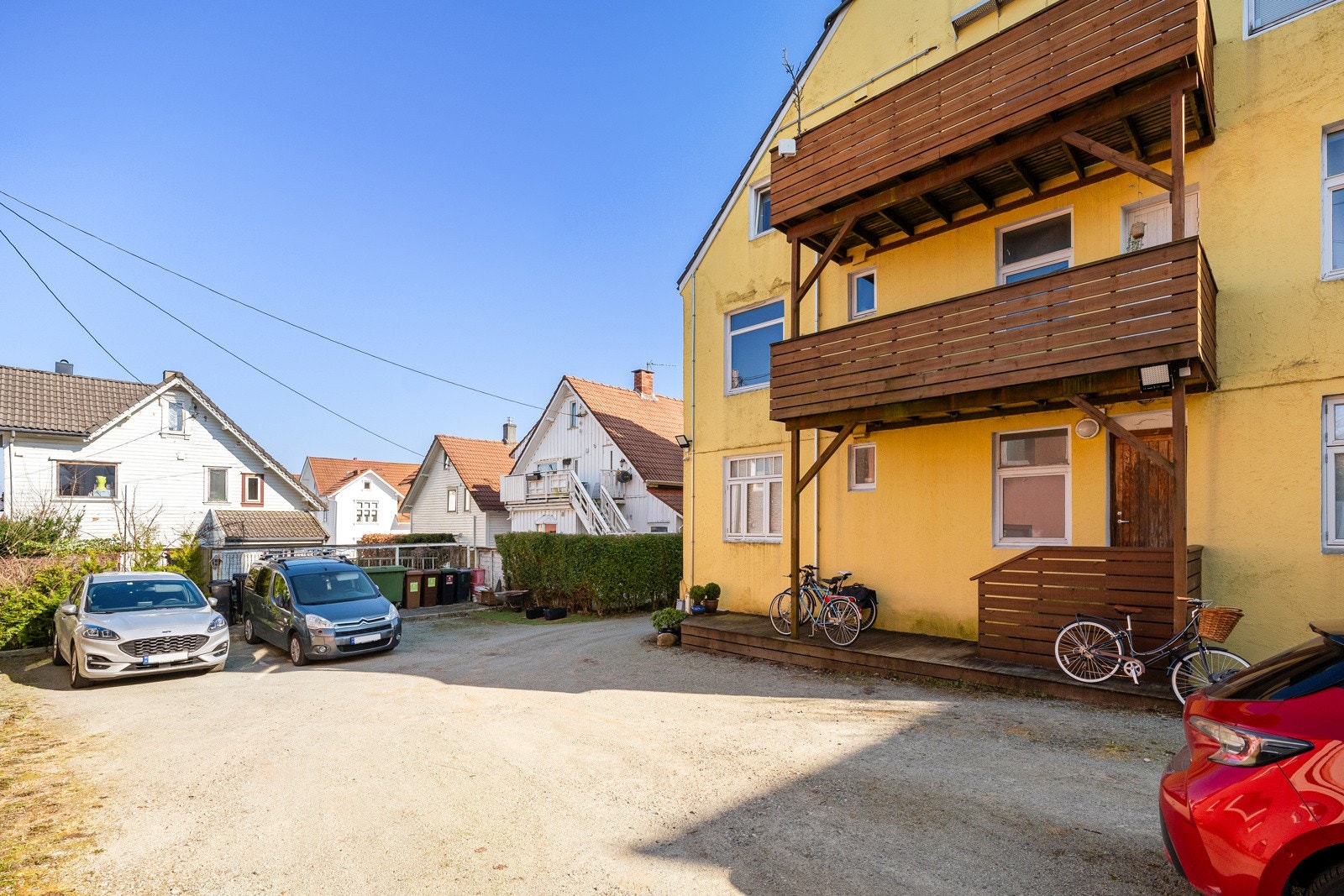 Leiligheten disponerer fast parkeringsplass på sameiets felles grunn. Galleribilde