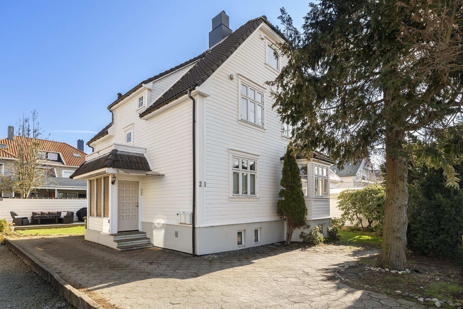 Det er muntlig avtale om parkering på egen tomt for 1. og 2. etasje. To biler kan stå parkert uten å være i veien for hverandre. Galleribilde