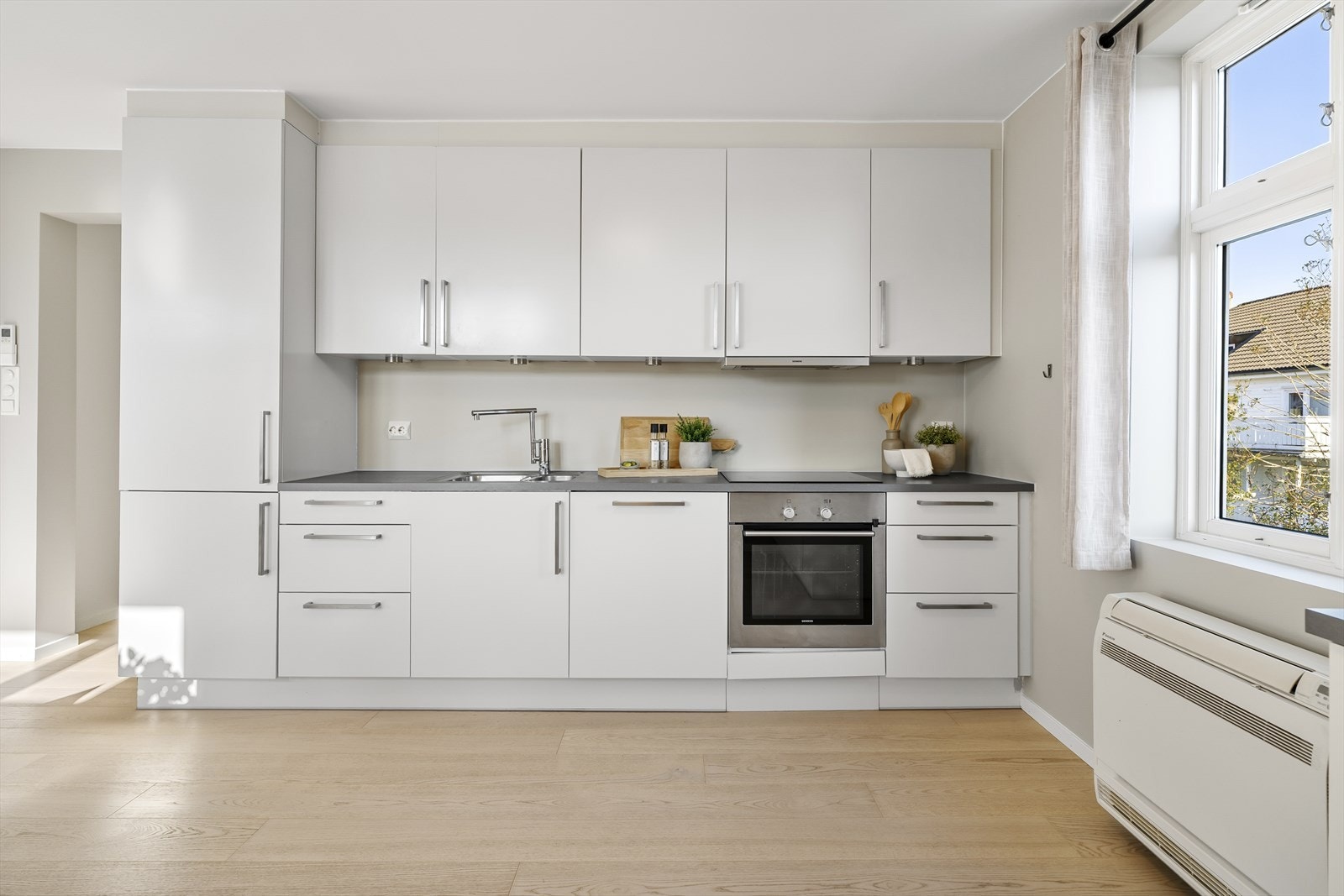 Medfølgende hvitevarer, herunder kjøleskap, oppvaskmaskin, induksjon platetopp (2022) og stekeovn. Det er montert varmepumpe som gir et godt inneklima. Galleribilde